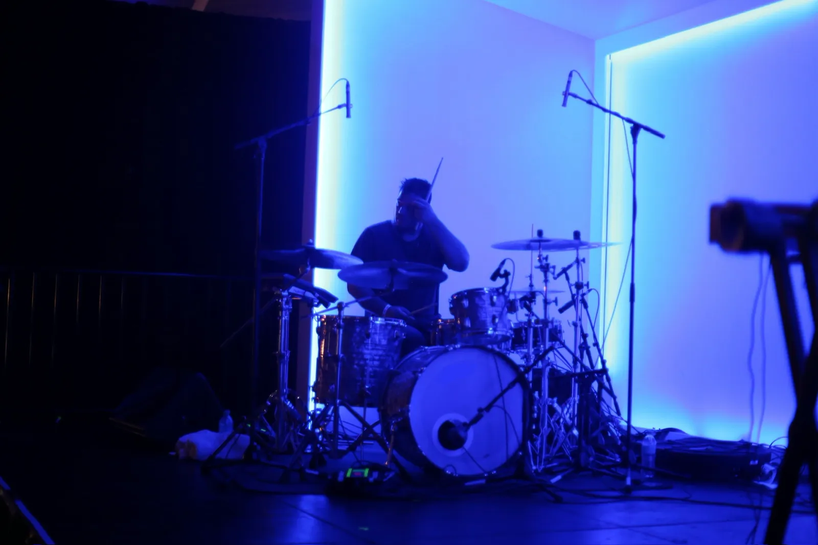 Anthony als silhouet achter het drumstel in blauw podiumlicht op Mona Foma in Australië