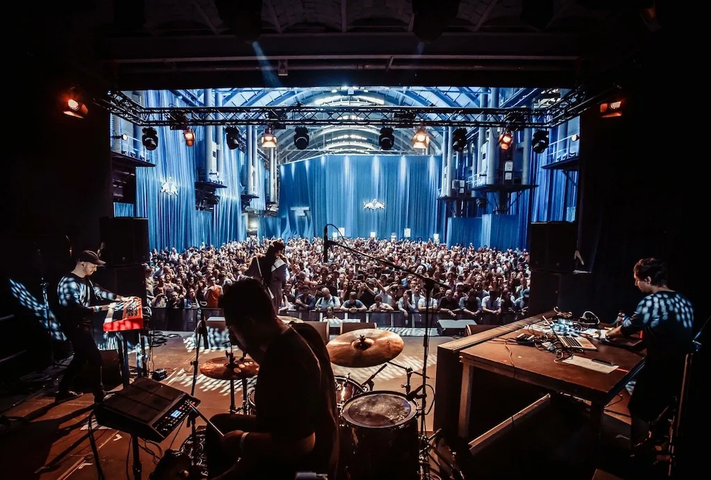 Zicht vanaf het podium: Anthony achter de drums voor een volle zaal
