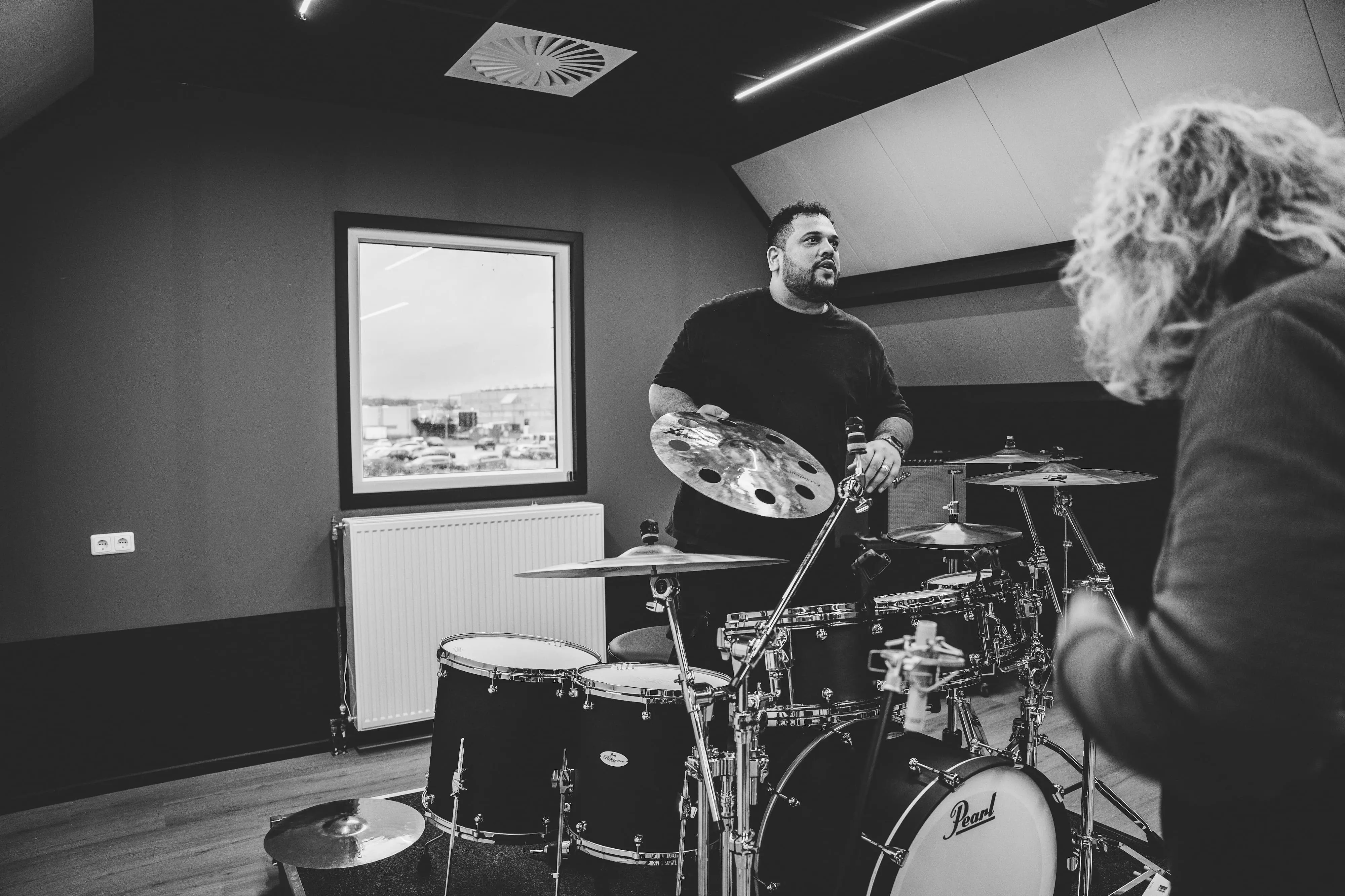 Anthony geeft drumles aan een leerling in Silver Note Studios
