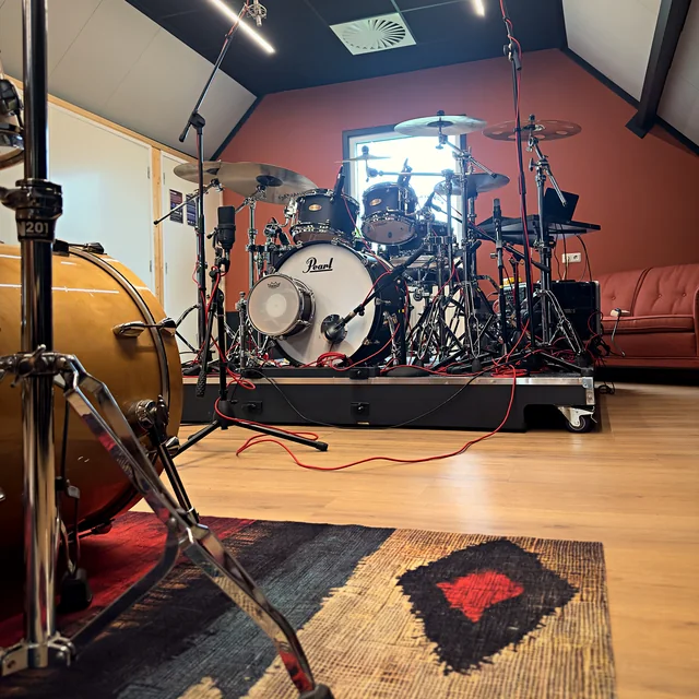 Twee Pearl-drumstellen in de lesruimte