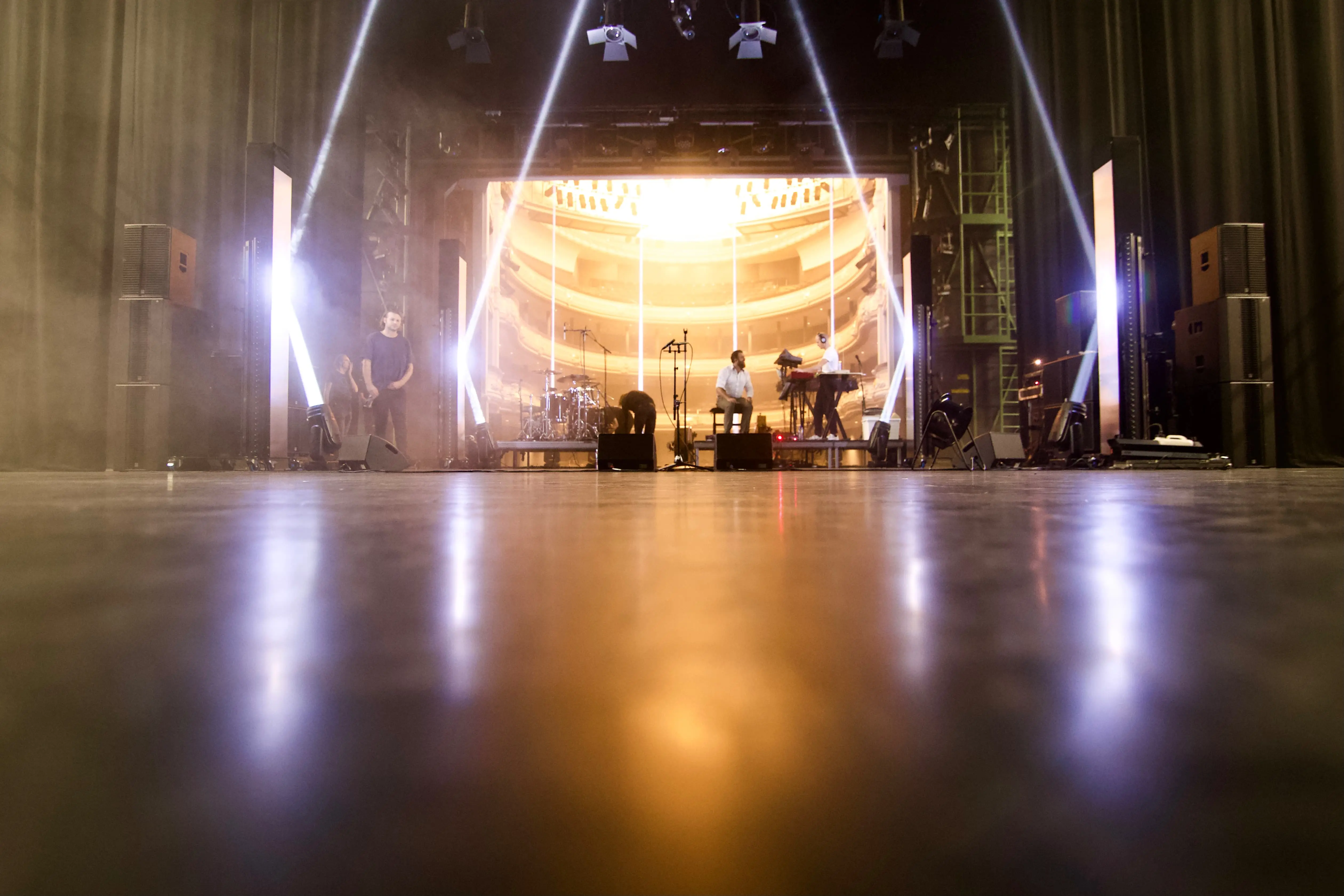 Soundcheck in theater met lichtbundels