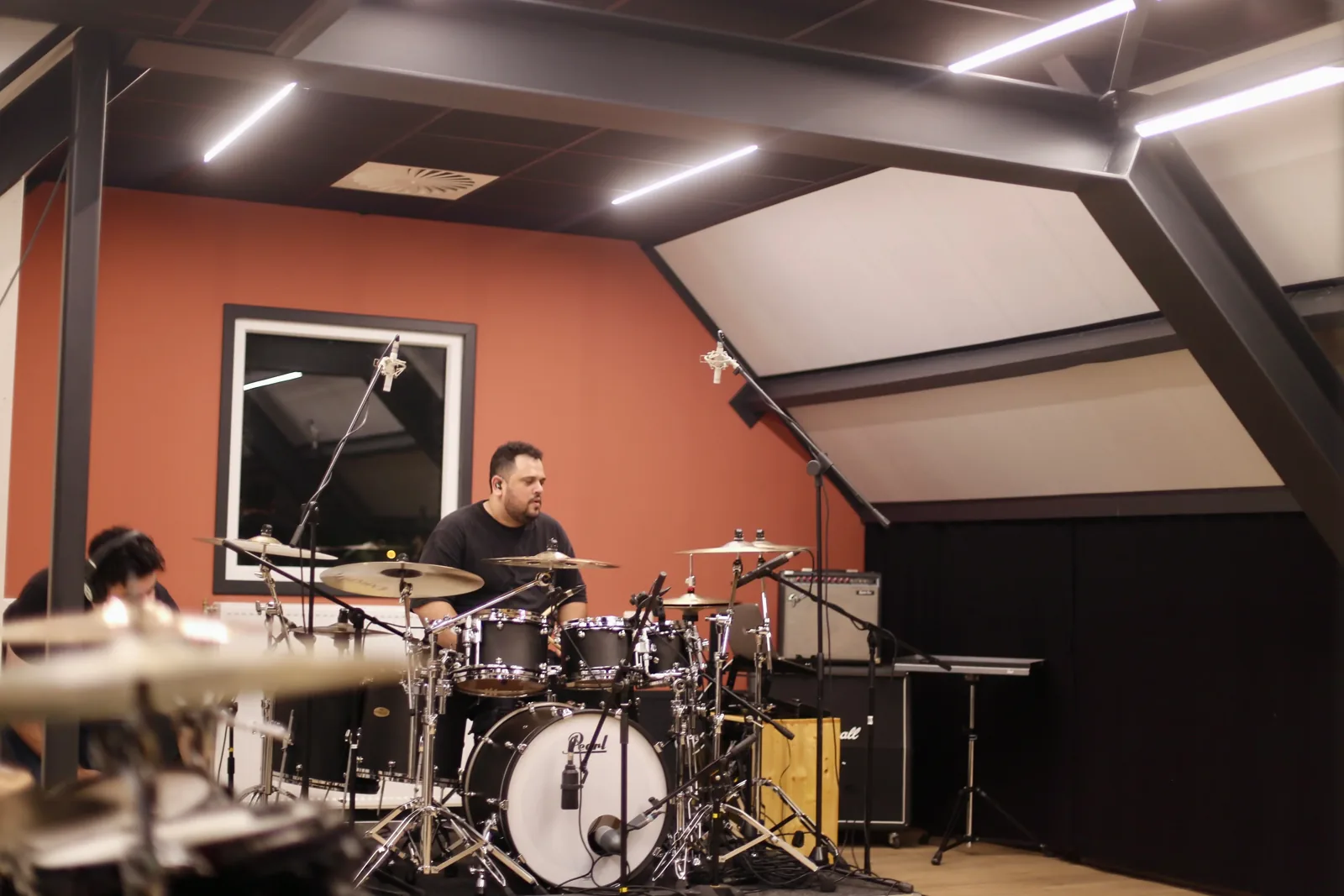 Anthony achter zijn Pearl-drumstel in de studio