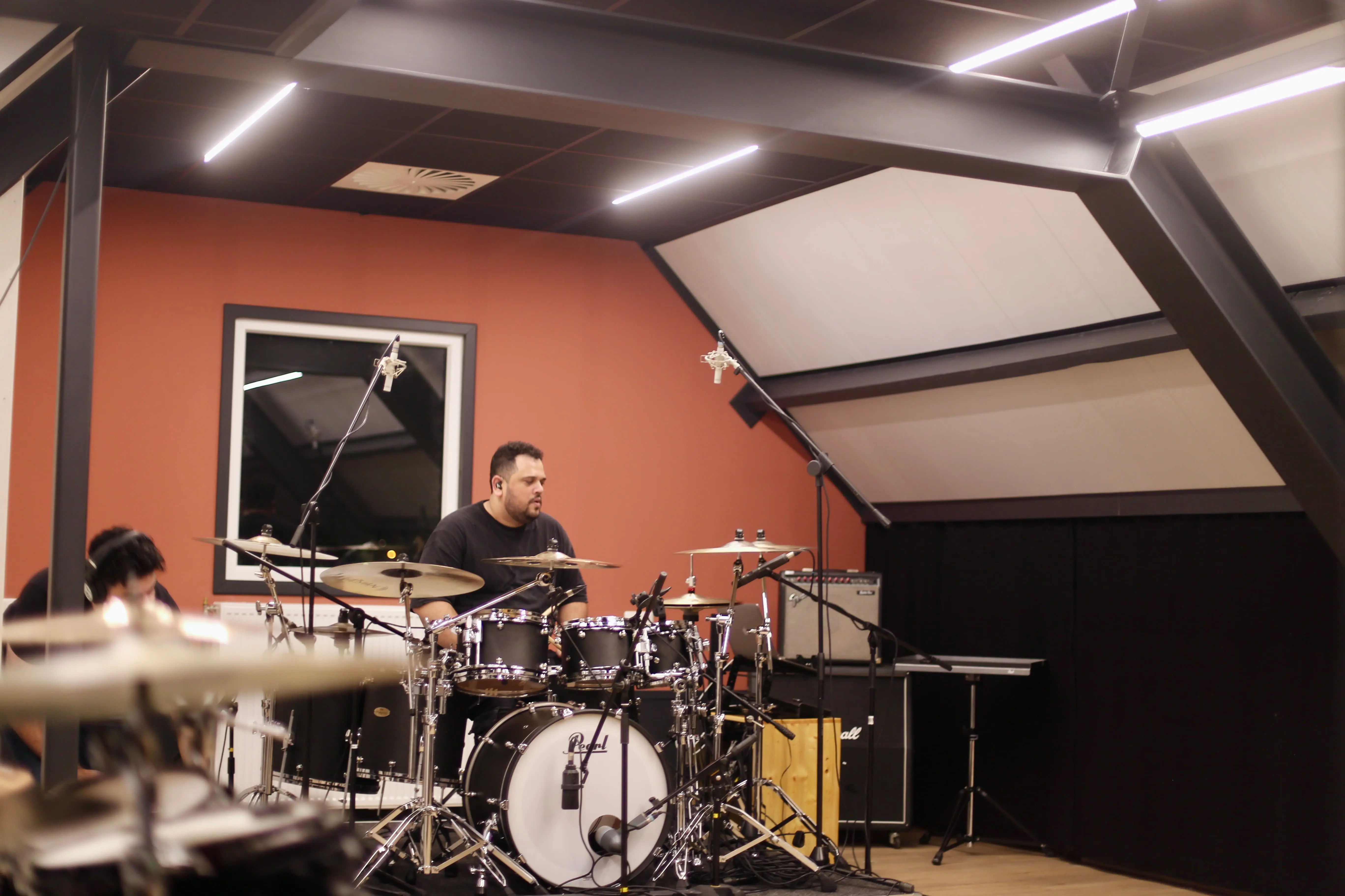 Anthony achter zijn Pearl-kit tijdens een opname in Silver Note Studios